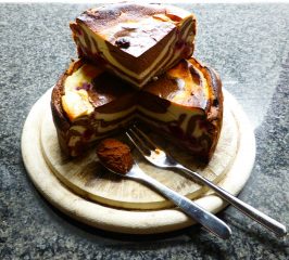 Zebra-Käsekuchen mit Himbeeren