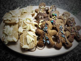 Gingerbread und Mandelplätzchen mit weißer Schokolade