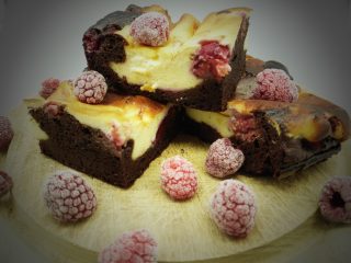 Cheesecake-Brownie mit Himbeeren